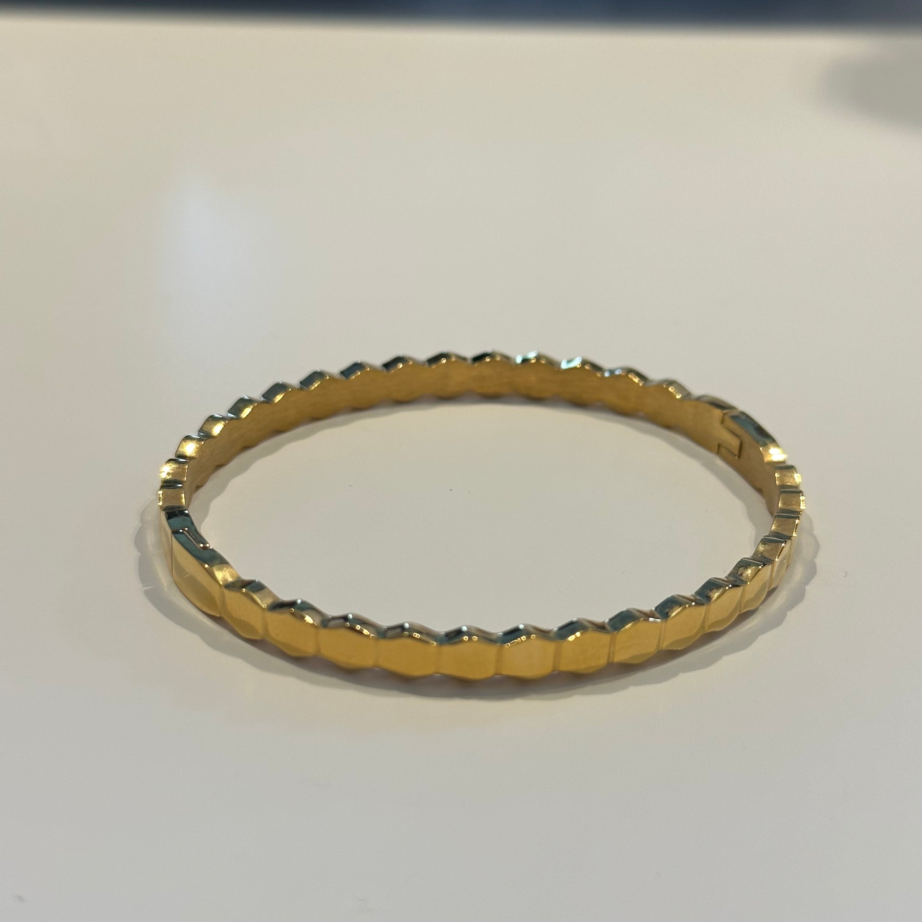 Oval Honeycomb Bangle in 18k Gold Plated Brass - The Isla Bangle