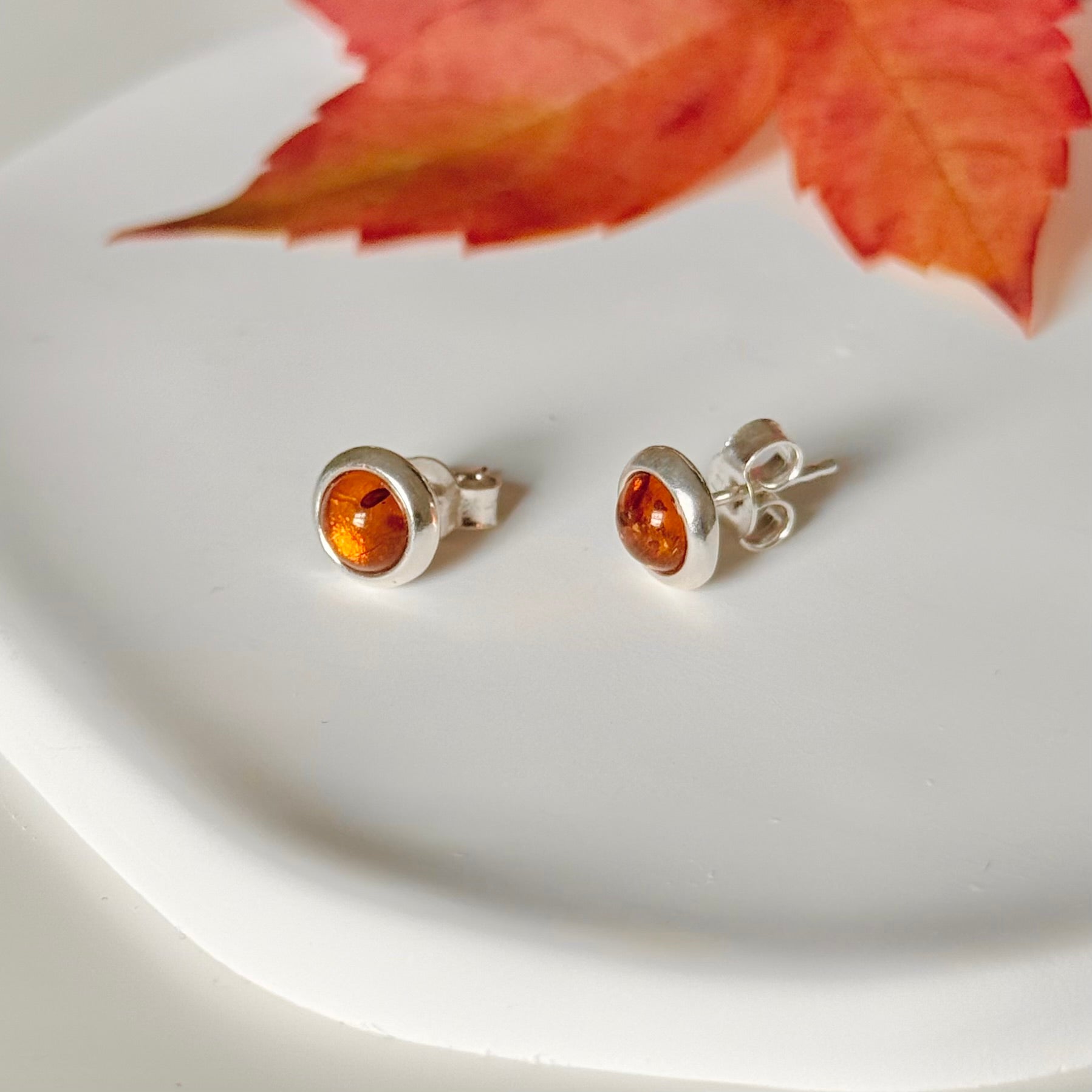 Classic Round Honey-Coloured Baltic Amber Stud Earrings in Sterling Silver