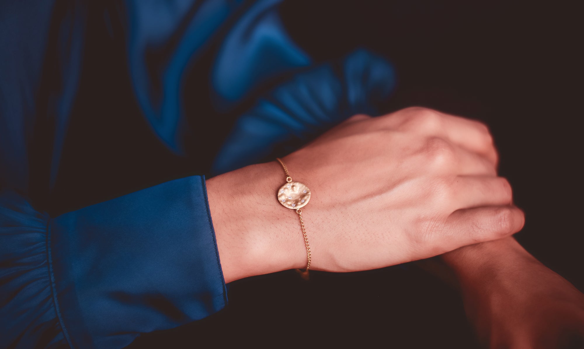 Bracelet in 9k Yellow Gold with Big Disc and Diamonds