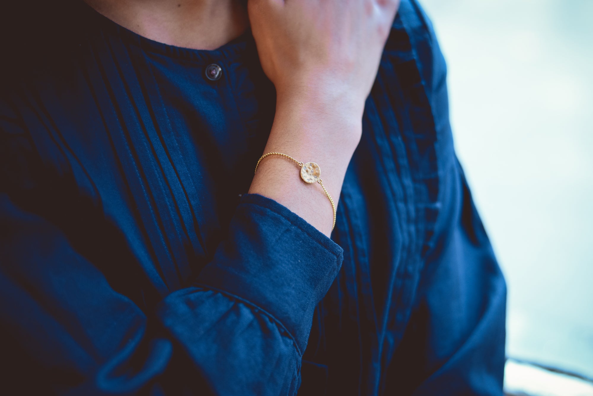 Bracelet in 9k Yellow Gold with Small Disc and Diamonds