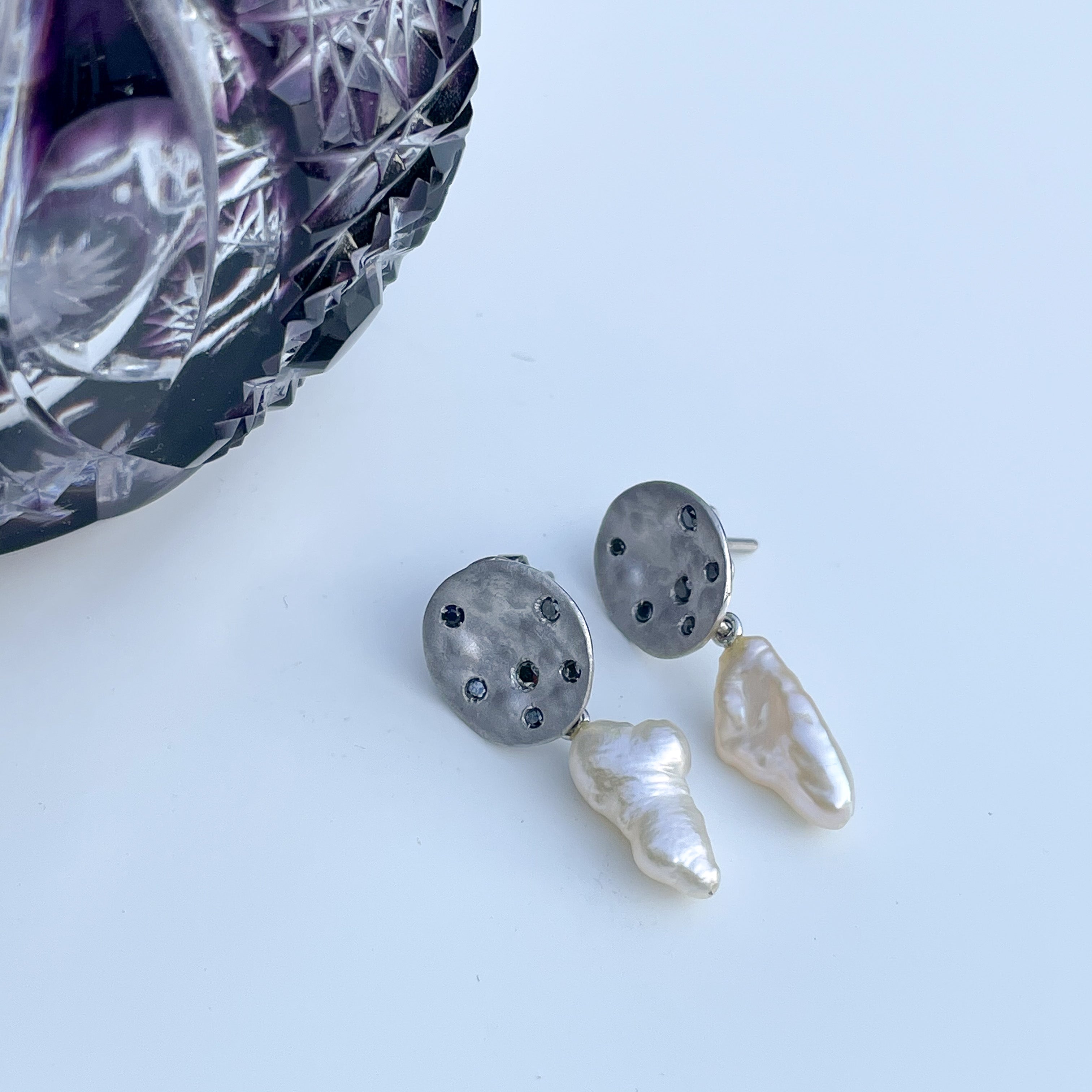 Earrings in 9k White Gold with White Pearl Drop and Black Diamonds