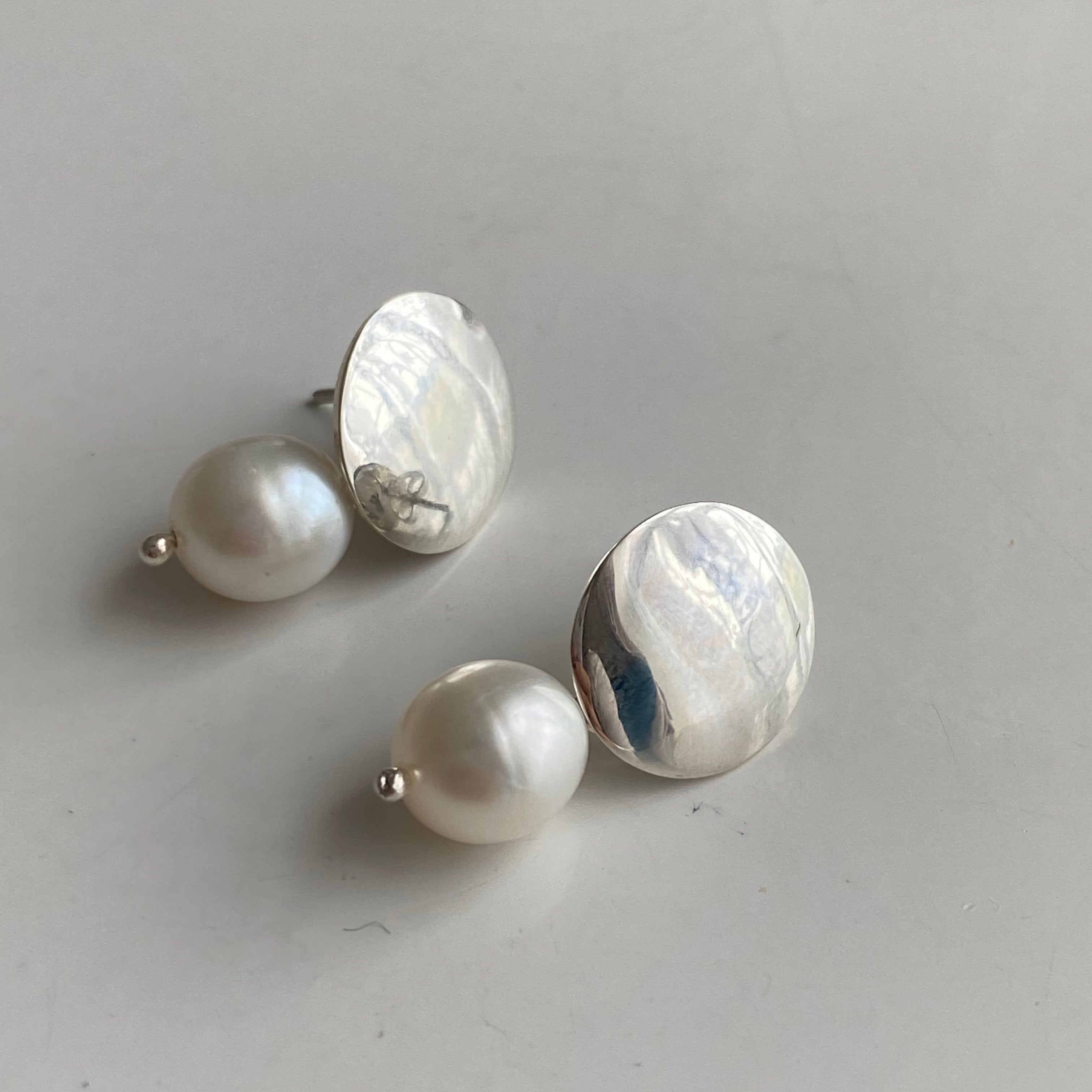 Silver Disc Pearl Earrings | Milina London